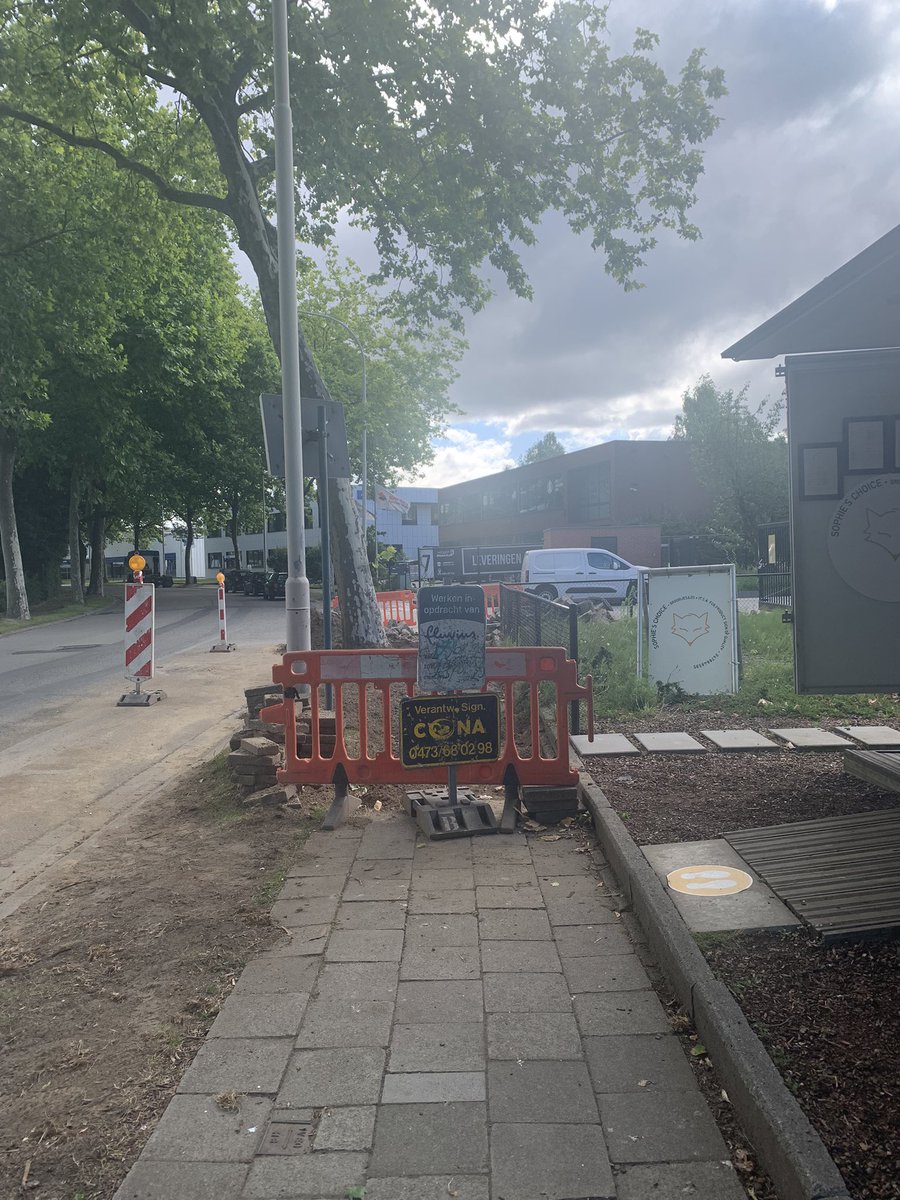 trotsepanda's tweet photo. Zo ligt de stoep er al bij sinds 17/6??? #fluvius# #Antwerpen #Hoboken Fluvius op de hoogte ……. https://t.co/MkmlAVIwNc