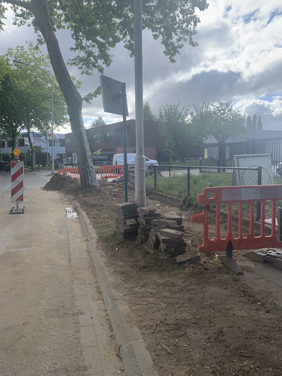 trotsepanda's tweet photo. Zo ligt de stoep er al bij sinds 17/6??? #fluvius# #Antwerpen #Hoboken Fluvius op de hoogte ……. https://t.co/MkmlAVIwNc