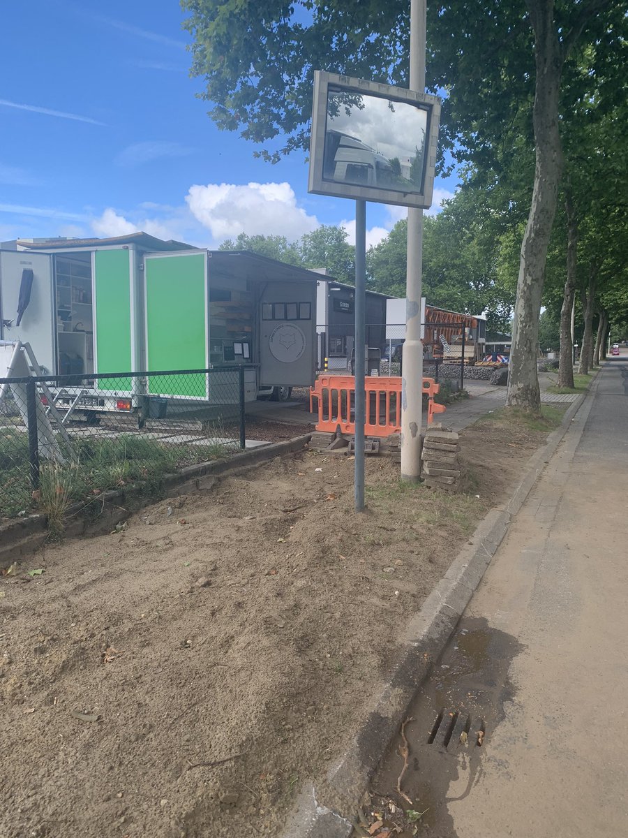 trotsepanda's tweet photo. Zo ligt de stoep er al bij sinds 17/6??? #fluvius# #Antwerpen #Hoboken Fluvius op de hoogte ……. https://t.co/MkmlAVIwNc