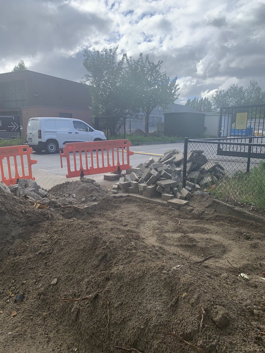 trotsepanda's tweet photo. Zo ligt de stoep er al bij sinds 17/6??? #fluvius# #Antwerpen #Hoboken Fluvius op de hoogte ……. https://t.co/MkmlAVIwNc