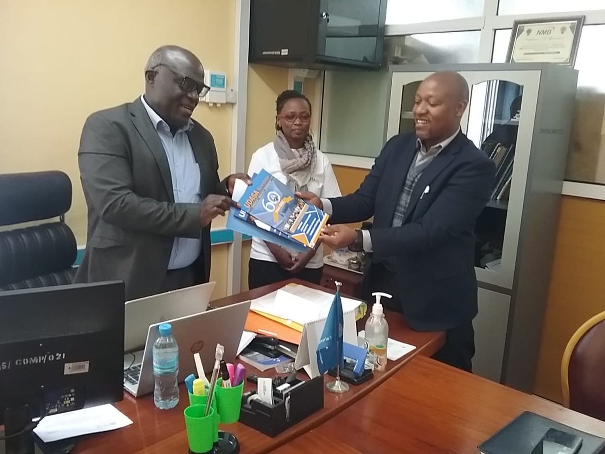 udasaudsm's tweet photo. Mwenyekiti wa UDASA akimkabidhi Majarida ya UDASA Rasi wa Ndaki ya Afya shirikishi Mbeya wakati viongozi wa UDASA walipomtembelea ofisini kwake 17.6.2022 https://t.co/I7hEha8KGC