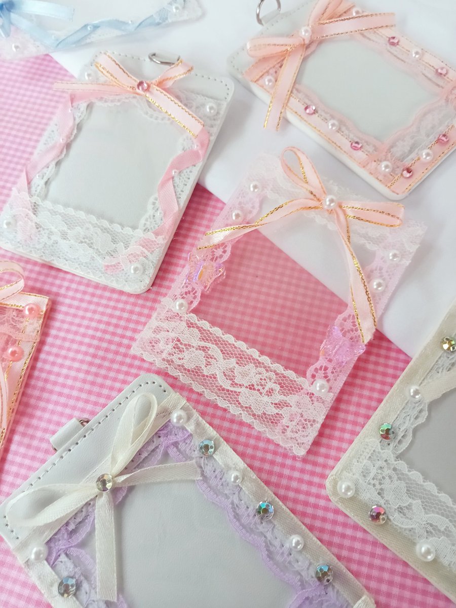 1uvniki's tweet photo. 🩰 — wts lfb ph 7.7 premades 

 ⸝⸝ lace ribbon toploaders &amp; pc holders
( 110 ea , 90 if taking 2 or more )

𓂂 𓏸 sco / flash exp mod 

🦢 check thread to see designs !
t. deco decorated tl toplo toploader photocard holder kpop https://t.co/xebwdhLlyP
