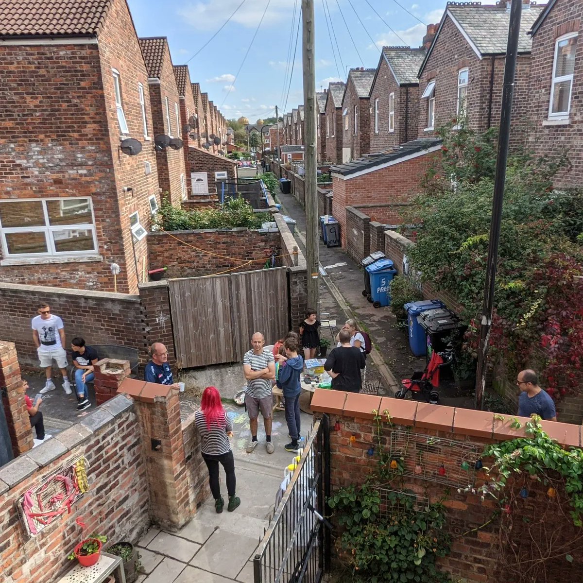 OTcreativespace's tweet photo. Free Creative Outdoor fun for the whole family!! No need to book, just turn up! 

Saturday 2-3pm 

#OTcreativespace #THEBACKgALLErY #ArtClub#artoutside #alleyway #posters #planting #painting #community #creativity #OTcreates #oldtrafford #lovewhereyoulive https://t.co/ySkA4HXFlG