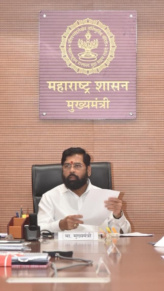 CMOMaharashtra's tweet photo. केंद्रीय अर्थमंत्री निर्मला सीतारामन यांच्या अध्यक्षतेखाली औद्योगिक कॉरिडॉर प्रकल्पाच्या अपेक्स ॲथॉरिटीच्या पहिल्या बैठकीस मुख्यमंत्री एकनाथ शिंदे हे दूरदृश्य प्रणालीद्वारे सहभागी झाले. https://t.co/6XABz66x9I