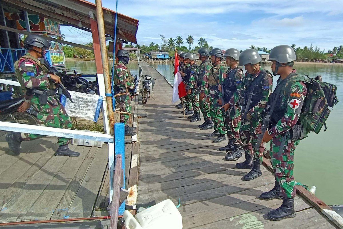 Puspen_TNI's tweet photo. Tak Kenal Lelah, Prajurit Marinir TNI AL Patroli Patok Perbatasan Indonesia-Malaysia Di Pulau Sebatik.

#TNI #TNIAL #Marinir #Sebatik

👉https://t.co/J9S7Sgei40 https://t.co/FQN5tbs2Mm