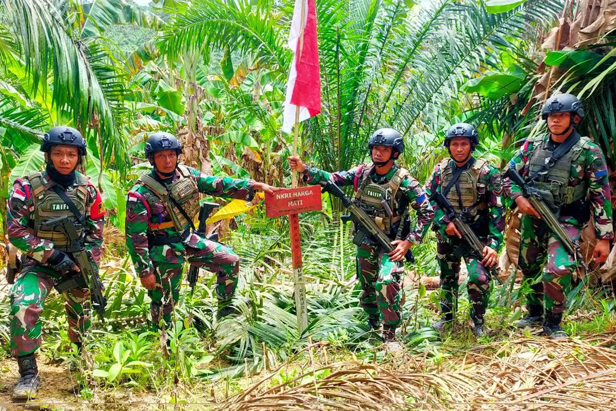 Puspen_TNI's tweet photo. Tak Kenal Lelah, Prajurit Marinir TNI AL Patroli Patok Perbatasan Indonesia-Malaysia Di Pulau Sebatik.

#TNI #TNIAL #Marinir #Sebatik

👉https://t.co/J9S7Sgei40 https://t.co/FQN5tbs2Mm