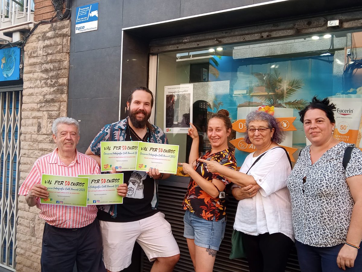 olga_hm's tweet photo. Dimarts vam lliurar el premi del concurs de fotografia, organitzat per l'Associació de Comerciants #CollAmunt en el marc de la festa major de #ElColl, al veí de Nou Barris David Astorga, per la seva fotografia titulada "Infantesa al Coll". https://t.co/uxe2Bv9zXy