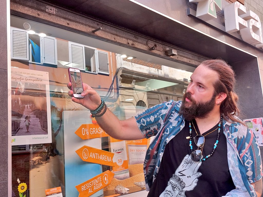 olga_hm's tweet photo. Dimarts vam lliurar el premi del concurs de fotografia, organitzat per l'Associació de Comerciants #CollAmunt en el marc de la festa major de #ElColl, al veí de Nou Barris David Astorga, per la seva fotografia titulada "Infantesa al Coll". https://t.co/uxe2Bv9zXy