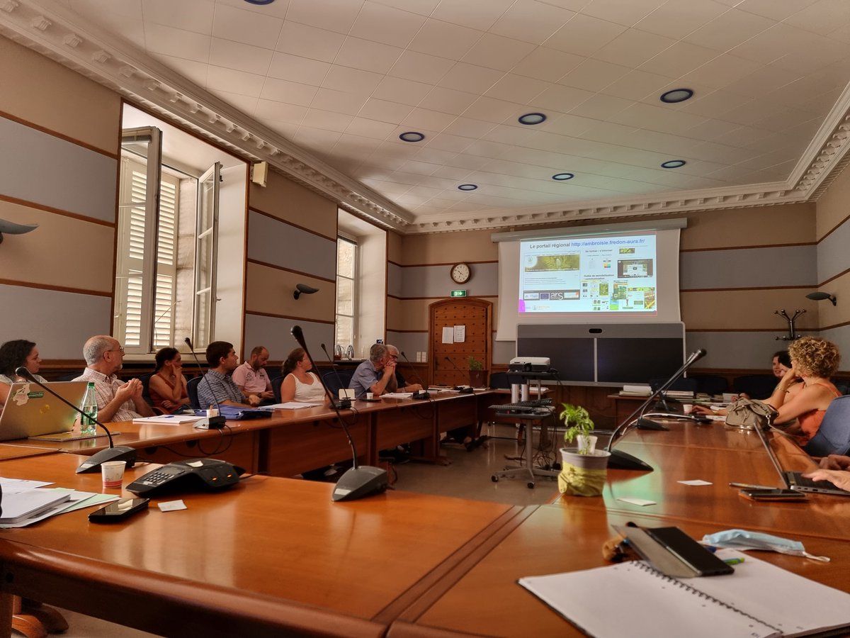 Hier à la Préfecture de la Savoie s'est tenu le Comité départemental de lutte contre l'ambroisie, 
plante invasive dont le pollen est particulièrement allergisant.
<a href="/ARS_ARA_SANTE/">ARS Auvergne-Rhône-Alpes</a> met à disposition une plateforme de signalement de l’ambroisie :
signalement-ambroisie.atlasante.fr/apropos
<a href="/Prefet73/">Préfète de la Savoie 🇫🇷</a>