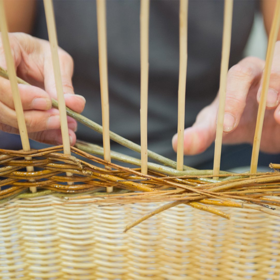 Basketry is the art of weaving plants. It is thanks to this rare know-how that Bogarel spheres are unique.

The designer Sacha Lakic decided to use white wicker which allows a finer braiding while preserving its resistance.

#handmade #interiordesign #catfurniture #cat