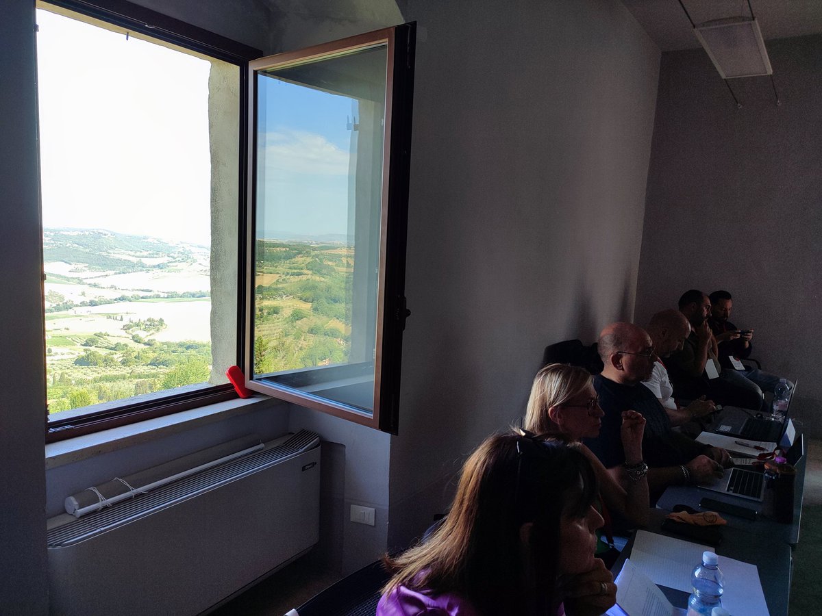 LucisulLavoro's tweet photo. In aula per l'edizione 2022 della Scuola di Luci sul Lavoro per le politiche e le relazioni industriali europee. Ci si confronta con le colline toscane sullo sfondo...
#montepulciano
#lsl22 https://t.co/WRFv86pZok