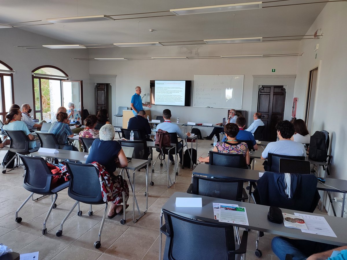 LucisulLavoro's tweet photo. In aula per l'edizione 2022 della Scuola di Luci sul Lavoro per le politiche e le relazioni industriali europee. Ci si confronta con le colline toscane sullo sfondo...
#montepulciano
#lsl22 https://t.co/WRFv86pZok