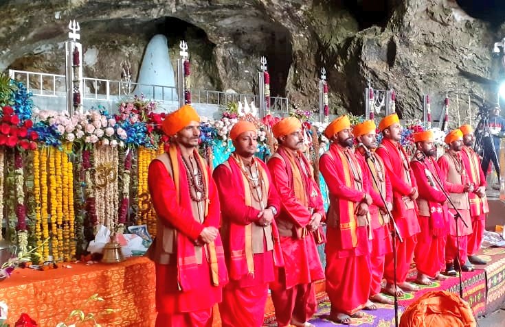 umer_1994's tweet photo. SAJY is going on with full fervor.
Over 80K devotees participated in the ongoing #SAJY so far as another batch of 5,726 pilgrims left Jammu for holy shrine.
After two years SAJY is going on with full swing thanks to admin for making it smoother
#AmarnathYatra2022
@manojsinha_ https://t.co/IwRD7rEy61