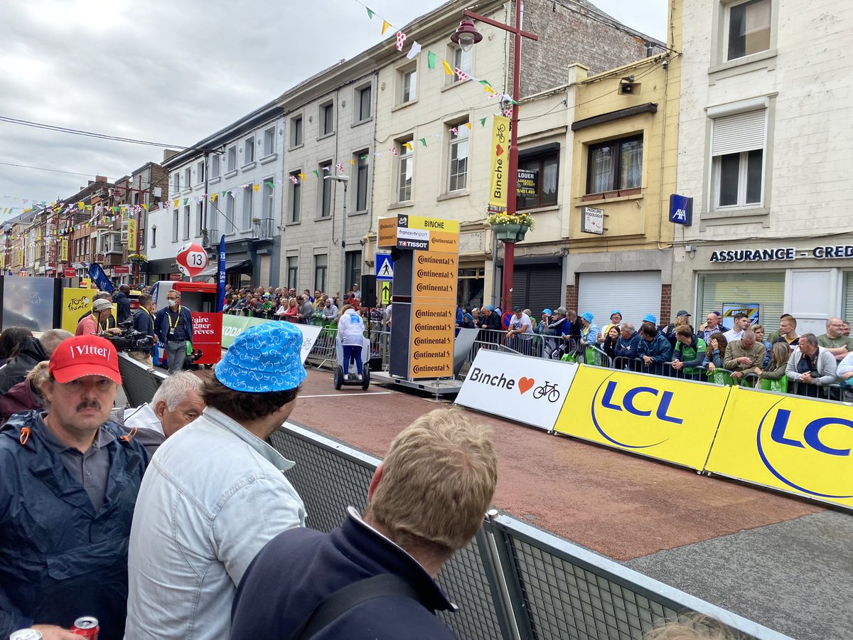 Notre duo de qualité @Im_Strk et <a href="/ImTheReaZ/">Quentin 'Reaz' J.</a> sont déjà sur placé sur la ligne de départ reliant Binche à Longwy #TDF2022 #TDF