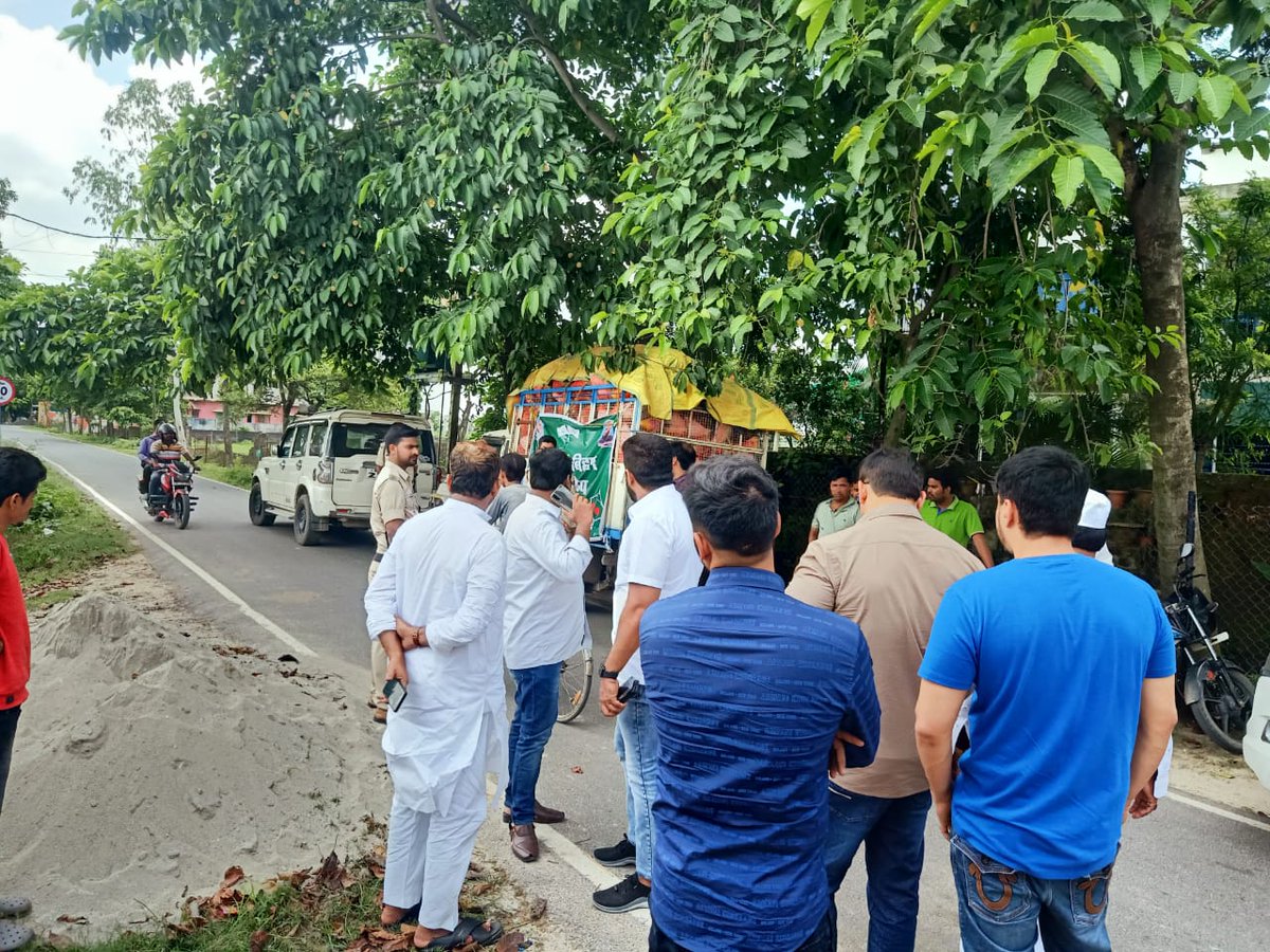 Akhtaruliman5's tweet photo. Br @asadowaisi sb @aimim_national President relief materials van on the way for distribution in Flood victims in Amour Assembly. #OwaisiwithSeemanchal @Md_MajidHussain @AadilHasanAdv1 @Tauseefpro https://t.co/W0zpE0nBXw