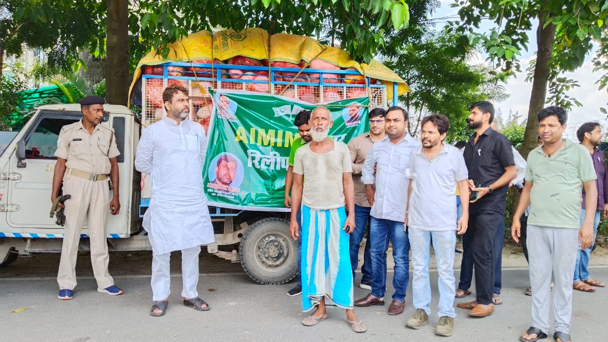 Akhtaruliman5's tweet photo. Br @asadowaisi sb @aimim_national President relief materials van on the way for distribution in Flood victims in Amour Assembly. #OwaisiwithSeemanchal @Md_MajidHussain @AadilHasanAdv1 @Tauseefpro https://t.co/W0zpE0nBXw