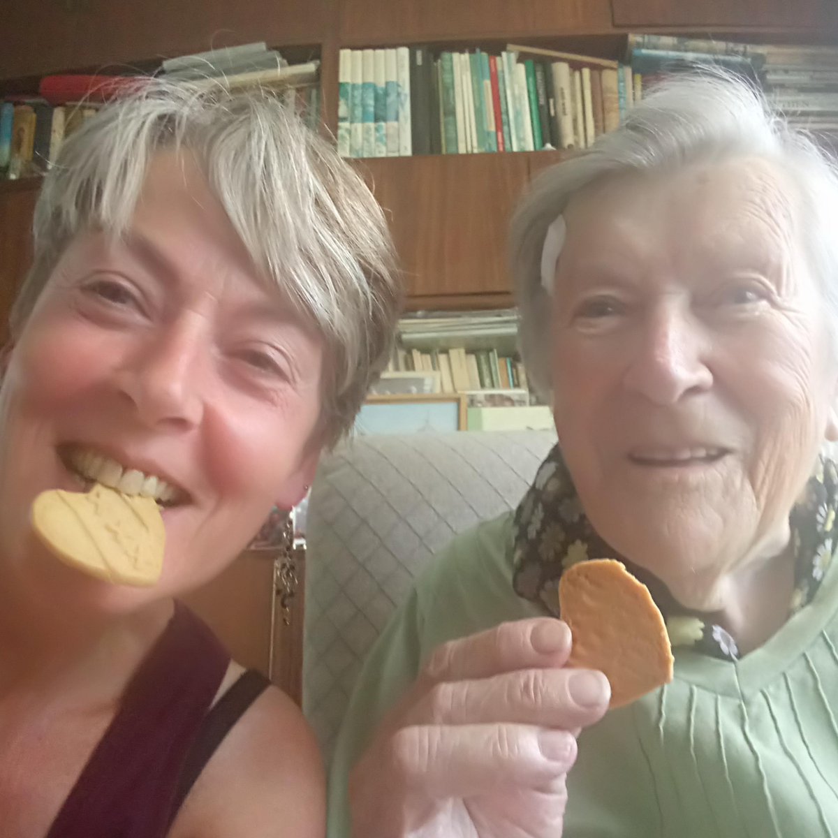 eberhardjes's tweet photo. https://t.co/HF2jSdu5wX bestaat 10 jaar! Om dit te vieren trakteren we op Eberhardjes. Van Magriet kregen we deze mooie foto! ❤️ Burennetwerk is een organisatie door en voor Amsterdammers en bevordert verbinding en gezelligheid #eberhardjes #verbinding https://t.co/pgQGts4CTw