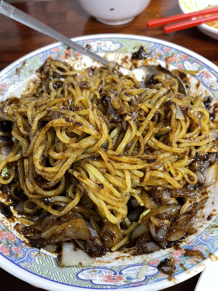 freckledmarket's tweet photo. ที่สุดจาจังที่อร่อยที่สุดในชีวิต สั่งว่าคันจาจัง(จะเข้มข้นกว่าปกติ)🍜 ร้านชื่อ andong ลงสถานี bomun ทางออก4 เส้นเหนียวนุ่มมากกกกๆๆๆๆ กันพุงกิคือสุดยอดไก่ทอดผัดซอสกับพริกแห้ง วางปุ้บหอมฉุยกินคู่กับข้าวสวยปังมากกกกกก #freckledmarSEOUL https://t.co/jnlg2usbjB