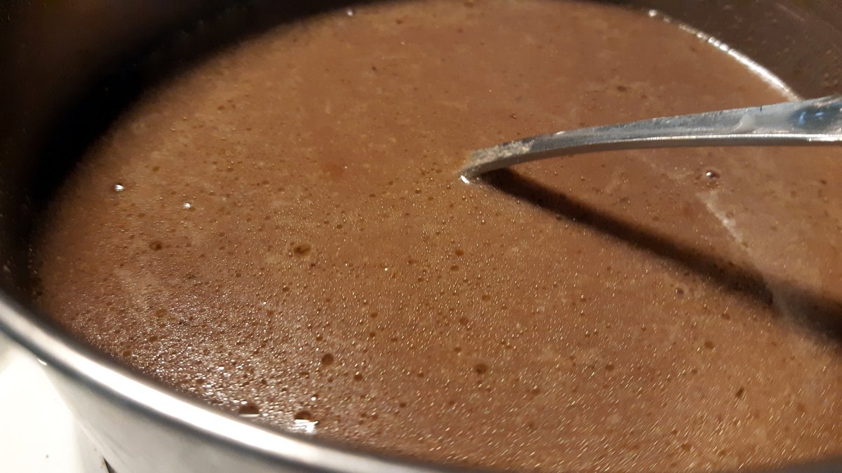 laakekantsu's tweet photo. 4. parin tunnin hauduttelun jälkeen siivilöinti, matskujen huuhtelu, puristelu jne
5. nesteen sekaan haluttu määrä kaakaojauhetta ja makeutusta
6. kaadoin kaakaon vielä hienon siivilän läpi mukiin

Sitten vain ääntä kohti. #lääkekannabis #kannabiskaakao #cherry18 https://t.co/RV4570wjSE