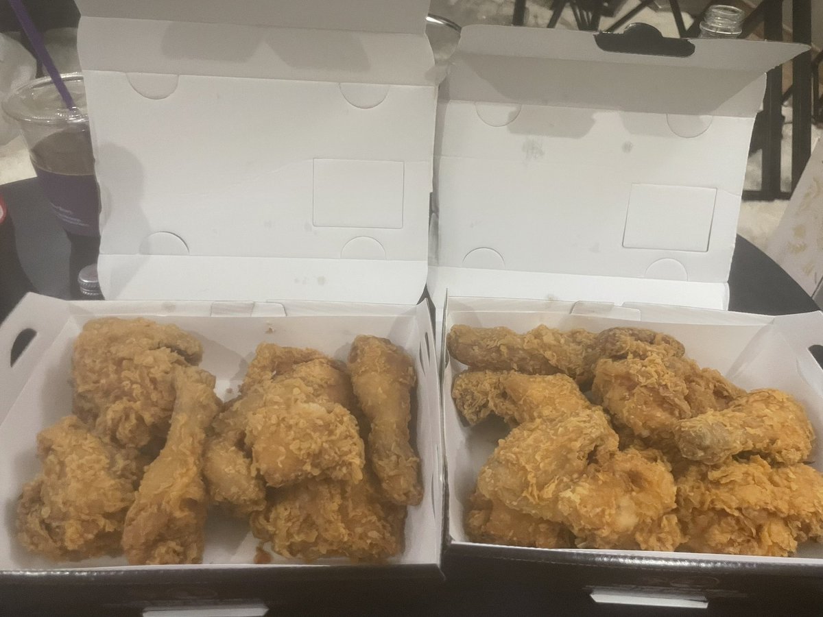 JutoKim's tweet photo. 혼자 먹으려고 시켰는데
실수로 두마리를 시켜버린 상황. https://t.co/9M43TrlJil