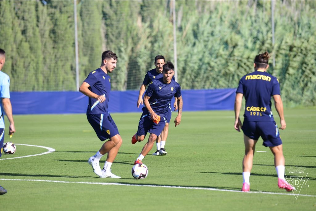 Cadiz_CF's tweet photo. 💪 ¡Teníamos ganas de volver a los entrenamientos! 

#VamosCádiz https://t.co/69XBztYYXS
