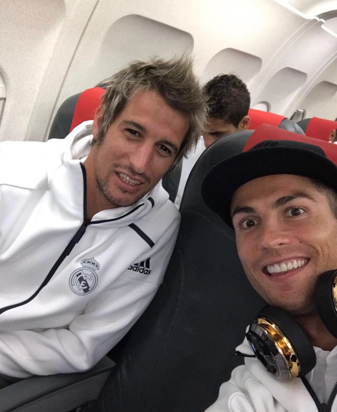 知識0からのサッカー選手図鑑 ファビオ コエントラン レアルマドリードに移籍したばかりの頃 レストランがどこにあるか分からないのでクリスティアーノロナウドの家に行ったが 留守だっだので家の塀を飛び越えて侵入しロナウドが畑で育てていた野菜を盗ん