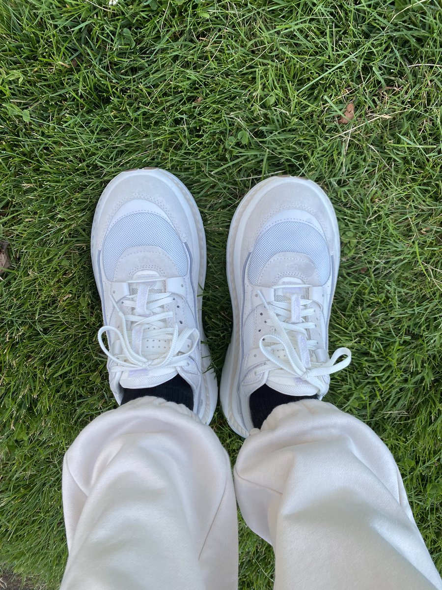 MaCo3580's tweet photo. 新しいUGGのシューズで散歩
#バンクーバー
#バンクーバー生活
#バンクーバー仕事 https://t.co/p2j4UIpkhq
