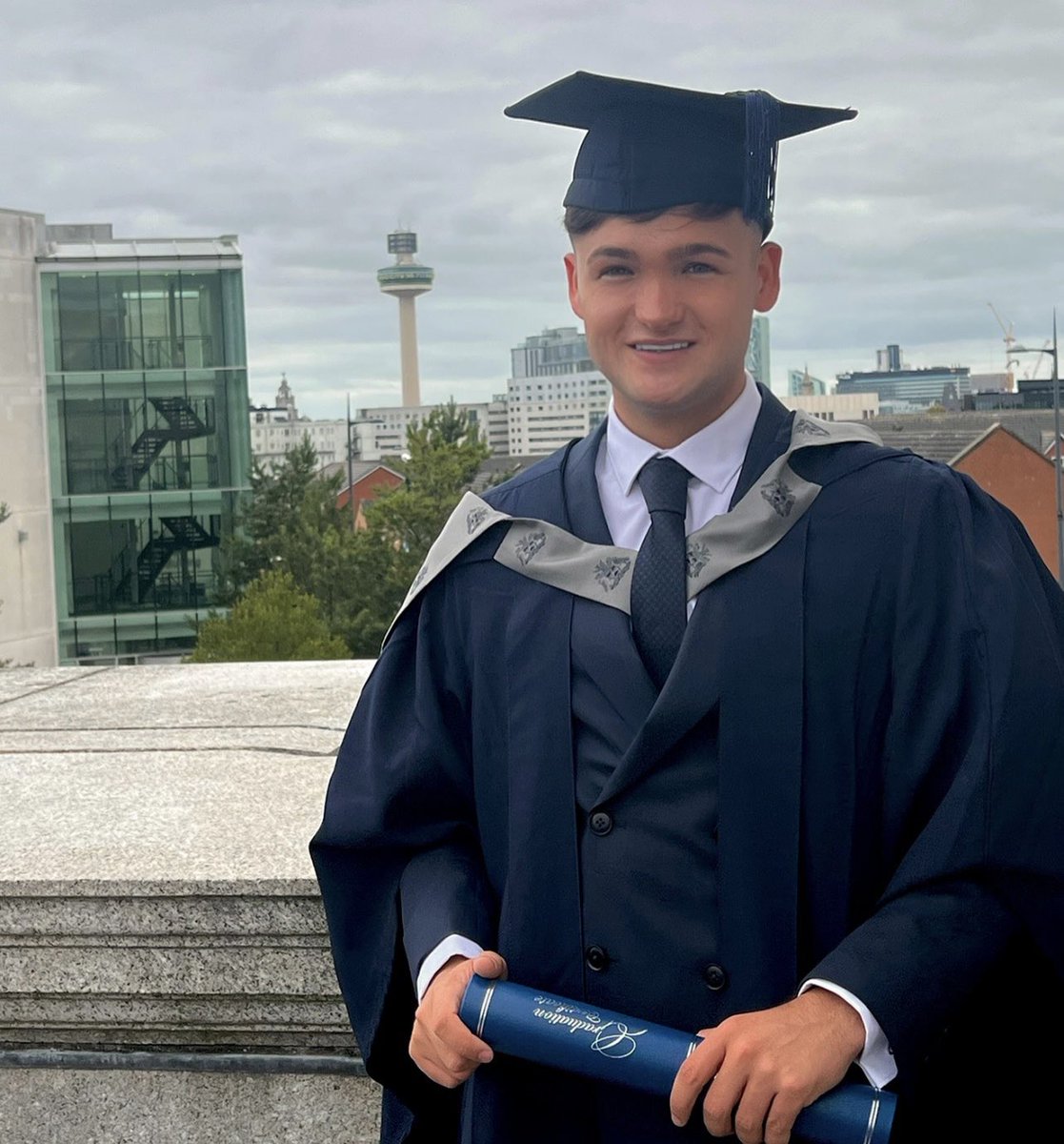 BerrytotheBar's tweet photo. Grateful to finally celebrate my 2021 LLB graduation yesterday! #LJMUgrad https://t.co/tppd5Tq6Cb