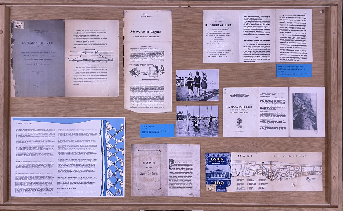 QueriniVenezia's tweet photo. È dai ricordi di Giannina Piamonte, figura importante della cultura veneziana del secolo scorso, a cui è dedicato l’Auditorium della Fondazione, che trae spunto l'esposizione bibliografica all’ingresso della Biblioteca: un’occasione di scoprire come si facevano “I bagni al Lido”! https://t.co/ntxPQoRwAi