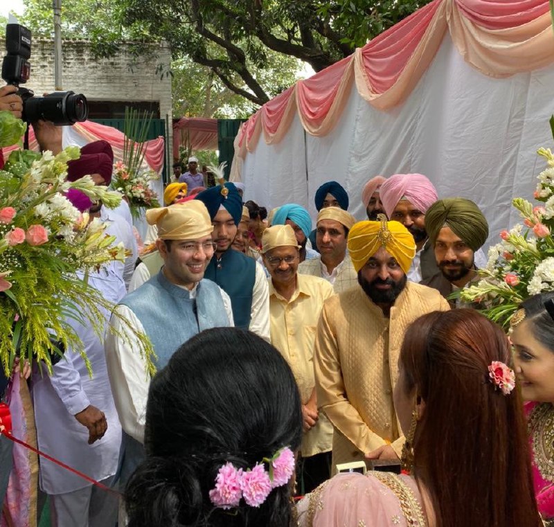 spacfyworld's tweet photo. Punjab CM Bhagwant Mann Wedding Pic.  
Caption This!! 
#Punjab #PunjabCMWedding #BhagwantMann #BhagwantmannMarriage https://t.co/F824RJbeIR