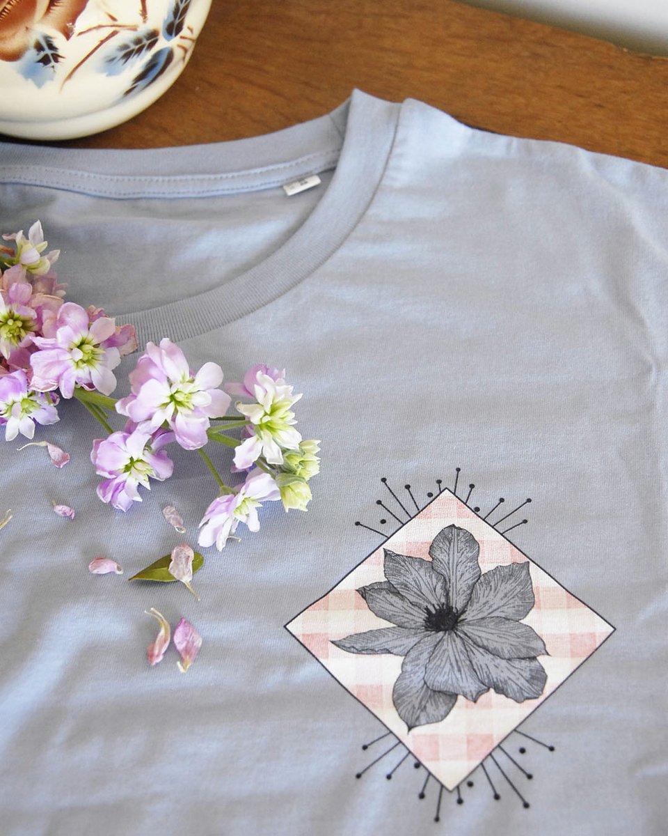 LVichyssoises's tweet photo. 🦋 Carrément Clématite couleur Azur, maintenant disponible sur notre boutique en ligne
👉 https://t.co/lYQUxb6j5l
Chacun de nos t-shirts est imprimé à la main en France, dans un atelier qui utilise des encres écologiques
#flower #flowerpower #carreauvichy #vichy #handcraf https://t.co/pexCrq3SDA