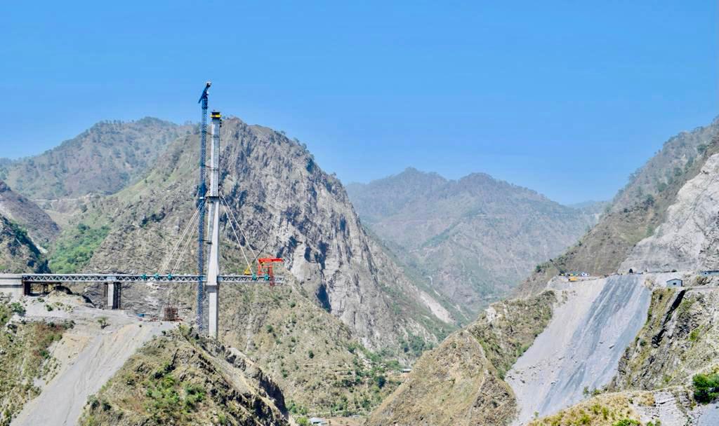 AshwiniVaishnaw's tweet image. A future-ready 🇮🇳

Nation&apos;s first cable-stayed rail bridge, Anji Khad bridge connecting #Kashmir.