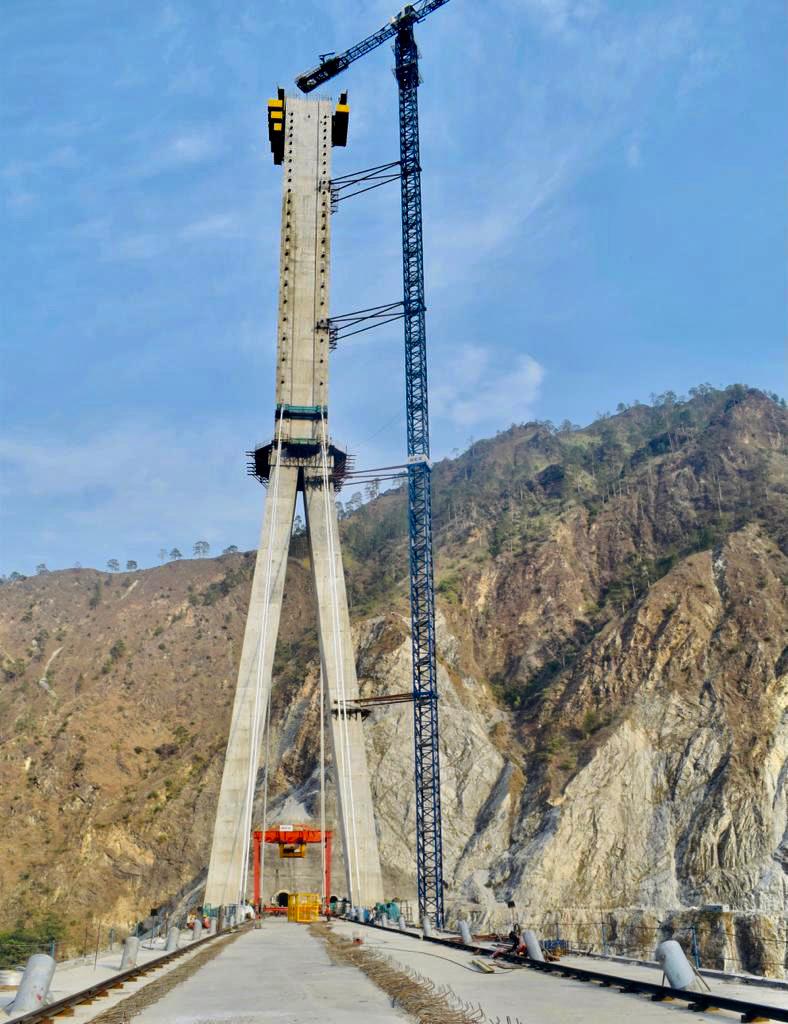 AshwiniVaishnaw's tweet image. A future-ready 🇮🇳

Nation&apos;s first cable-stayed rail bridge, Anji Khad bridge connecting #Kashmir.