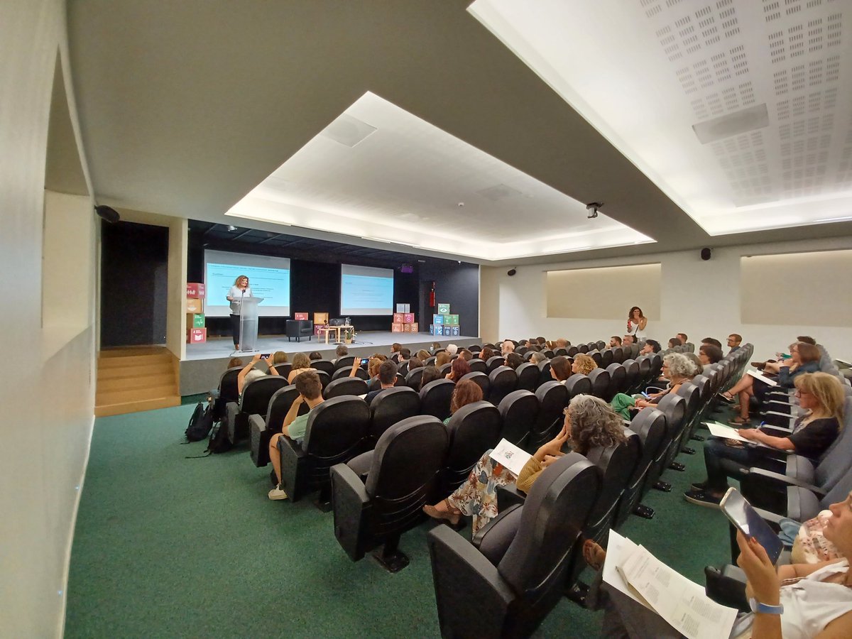 xarxadeparcs's tweet image. Comencen el II Simposi #ApS i #ServeiComunitari a @fundesplai_ea. Amb salutació de @blancamdefoix @AccioClimaDIBA i M. Fuertes @bcn_ajuntament, i benvinguda d'@abarnadas @territoricat. Debat amb Xus Martín @UniBarcelona i @CarlesXifra @apscatalunya, amb 170  assistents.