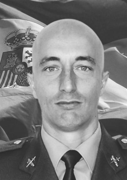 CarlosDeUrrecha's tweet photo. "Sólo quiso ser soldado, asumiendo su vocación, eligió el destino más expuesto nada más salir de la Academia militar. En 1.999 entró en los GAR dedicados en esa época a luchar contra el terrorismo etarra"
Magnífico @cesarutreram

Cuando la vida es servicio https://t.co/kdF8HOdjXf https://t.co/3RLjx0blpF