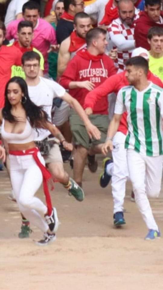 Aficionado del <a href="/RealBetis/">Real Betis Balompié 🌴💚</a> en el primer encierro de San Fermin !!! no trates de entenderlo ser del Betis es un sentimiento💚.
