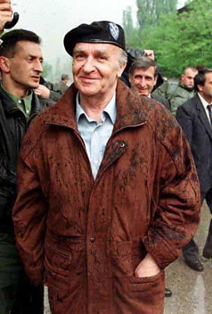 İDARE etmek değil; 
''idare edilmek için'' eğitilen kuşaklar İSLÂMIN ilerlemesini SAĞLAYAMAZLAR!... 

Aliya İZZETBEGOVİÇ..