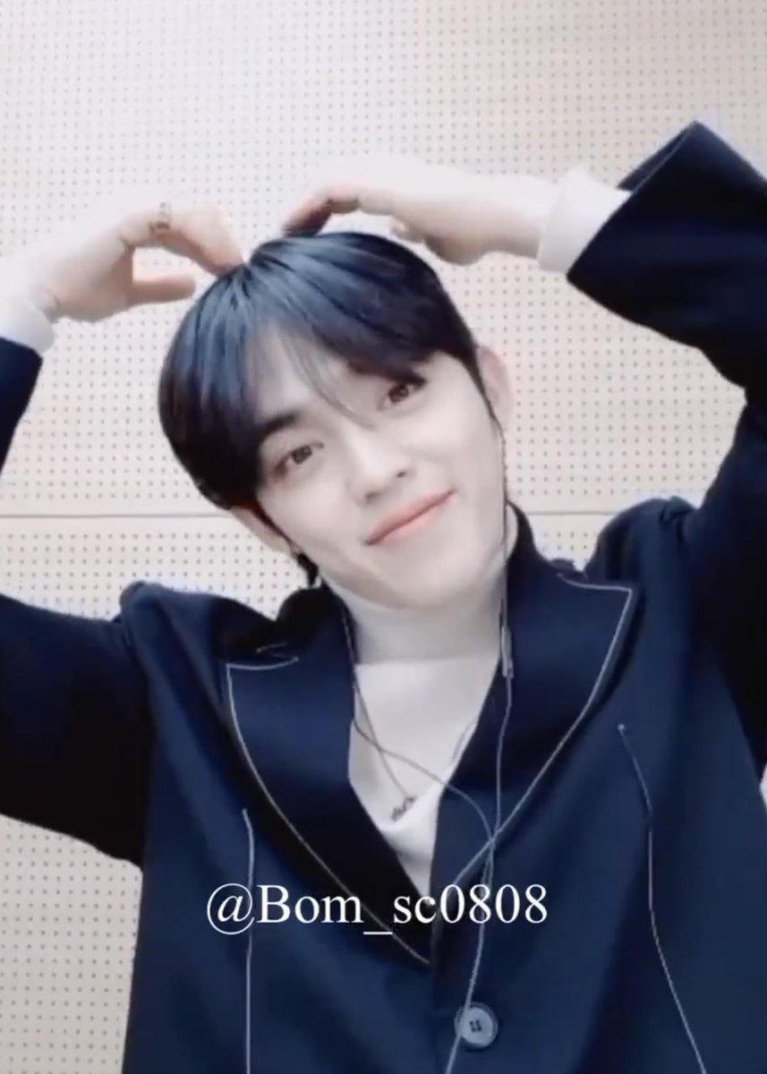 soapteen's tweet photo. 쿱생네컷 승철이가 알려준 포즈로 찍어봐�� >.< https://t.co/1WYj10R2gQ
