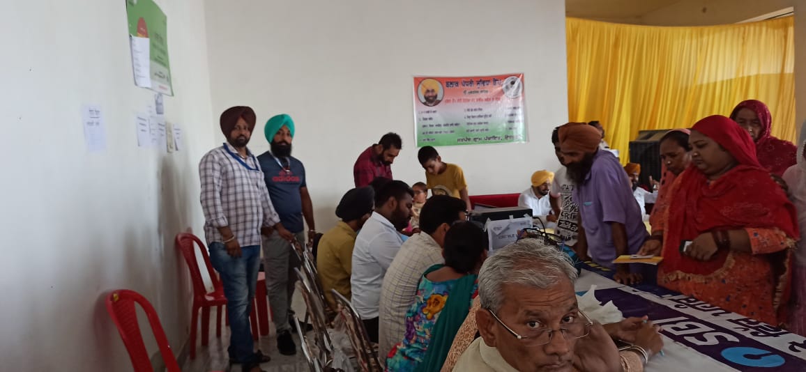 cscvleunity2022's tweet photo. CSC VLE UNITY ਸ਼੍ਰੀ ਮੁਕਤਸਰ ਸਾਹਿਬ ਵਲੋਂ ਪਿੰਡ ਉਦੇਕਰਨ ਵਿਖੇ ਜਿਲ੍ਹਾ ਪ੍ਰਧਾਨ, ਬਲਾਕ ਪ੍ਰਧਾਨ ਮੁਕਤਸਰ ਮੈਂਬਰ ਜਗਦੀਪ ਸਿੰਘ ਦੀ ਹਾਜ਼ਰੀ ਦੌਰਾਨ ਈਸ਼ਰਮ ਕਾਰਡ ਬਣਾਏ ਗਏ ।
@cscvleunity2022 
@dintya15 
@KakaJagdeep 
@CMOPb 
@CSCegov_ 
@CSC_Punjab https://t.co/1sOt5eyObN