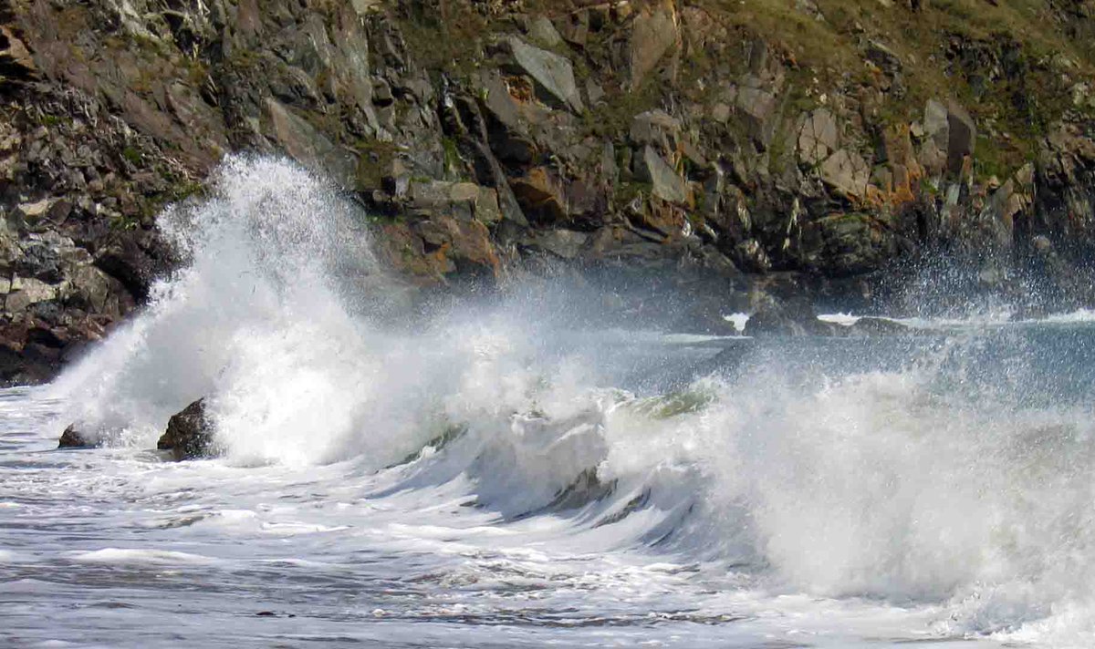 @DailyPicTheme2 A couple from #Cornwall, #KennackSands #waves