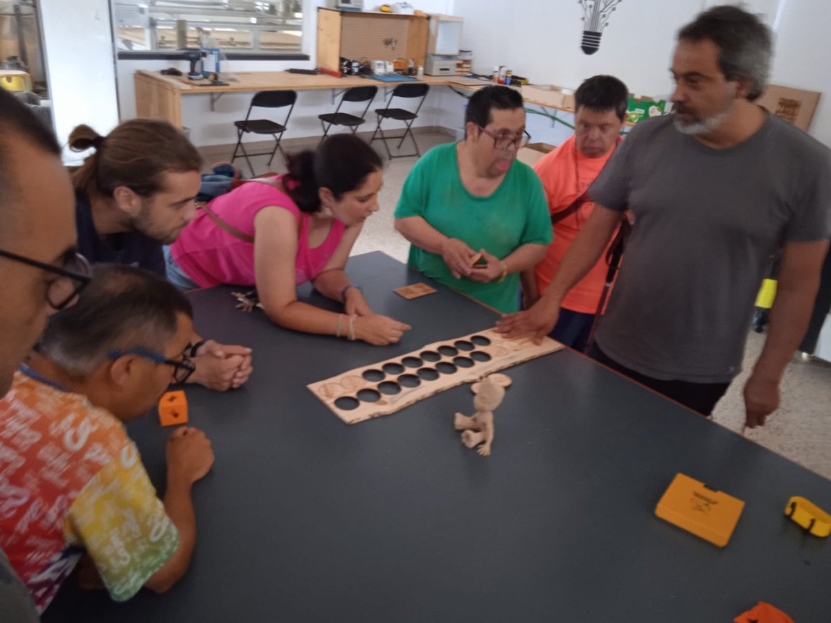 Un grup d'ocupacional ha visitat <a href="/Klaab_fablab/">Klaab SCCL</a>  , per veure les màquines i el procés de creació d'unes peces amb dibuixos que havien dissenyat els nois i noies. Ens ho hem passat genial.
#amisol #amisolsolsona #solsona #solsones #serveiterapiaocupacional