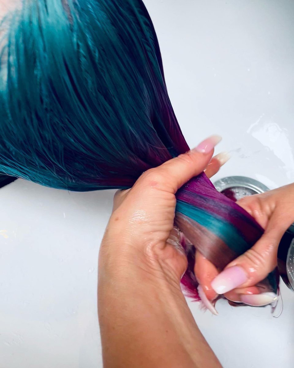 thekliniksalon's tweet image. Mermaid feels! 🧜‍♀️💗💜💙💚
Loving this transformation. My client is always up for a new colour combo. It’s all about the placement and blend. @pulpriot.uk is a joy to work with! This time we did a face frame in #bluemuse blending into #cupid with #cleopatra hidden underneath. 💁‍♀️