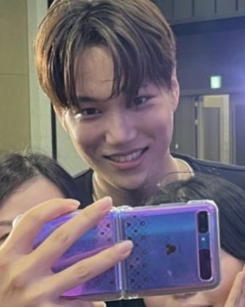 jongin is so pretty 😭