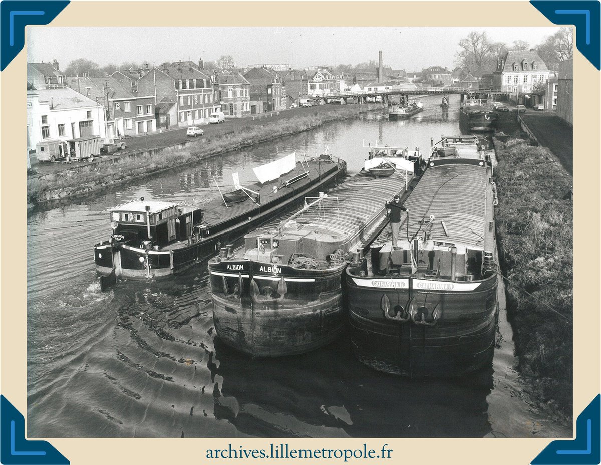 MEL_Archives's tweet photo. #JeudiPhoto Un peu de fraîcheur avec cette #photo de péniches sur la #Deule. Photo prise depuis le pont, rue du Château à #Haubourdin dans les #70s  (11ph162)
En savoir + sur les canaux et rivières de @MEL_Lille, visitez notre #exposition ➡️https://t.co/xtmICg0sw4 https://t.co/PlIDVTyyGJ