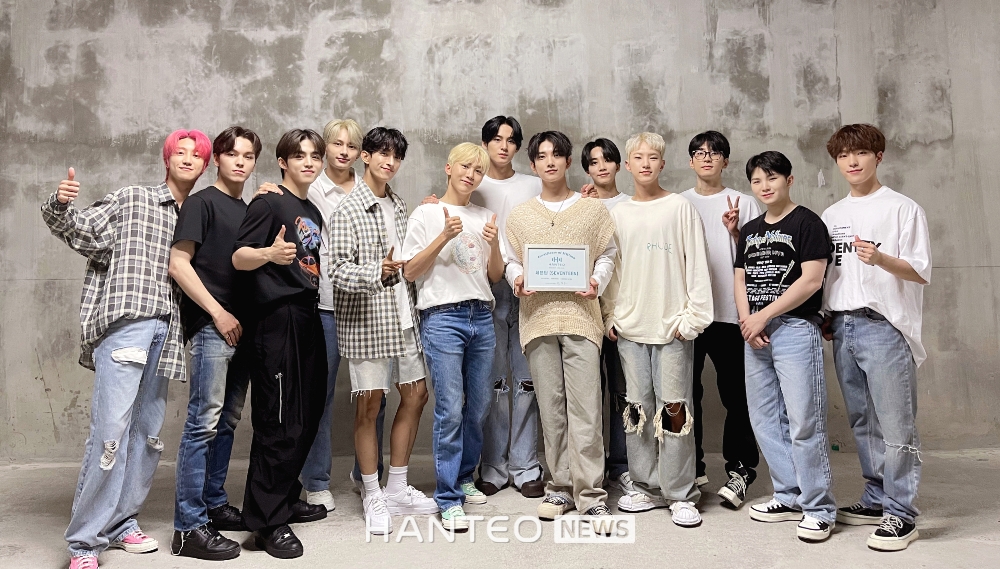 HanteoNews's tweet photo. '더블 밀리언 셀러' #세븐틴, 'Face the Sun'으로 한터차트 초동 인증패 수상 (#한터차트 공식)

#SEVENTEEN #FacetheSun #SVT_HOT 
#세븐틴_한터차트인증패 #SEVENTEEN_HanteoCertificate
@pledis_17 

전문 보기🔗https://t.co/WE3JSj6Jg6 https://t.co/M0bj7qvGez