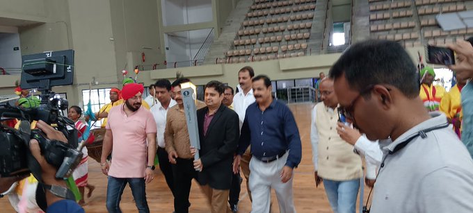 Anurag_Office's tweet photo. 1st ever #ChessOlympiadTorchRelay reaches RANCHI on 7th July. 

Shri. @hafizulhasan001, Sports Minister of Jharkhand receives the Torch at Khelgaon Sports Complex while Grandmaster @SRC2010 takes it forward in the presence of notable guests. 

#India4ChessOlympiad #AmritMahotsav https://t.co/Ny0SWNKOCT