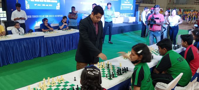 Anurag_Office's tweet photo. 1st ever #ChessOlympiadTorchRelay reaches RANCHI on 7th July. 

Shri. @hafizulhasan001, Sports Minister of Jharkhand receives the Torch at Khelgaon Sports Complex while Grandmaster @SRC2010 takes it forward in the presence of notable guests. 

#India4ChessOlympiad #AmritMahotsav https://t.co/Ny0SWNKOCT