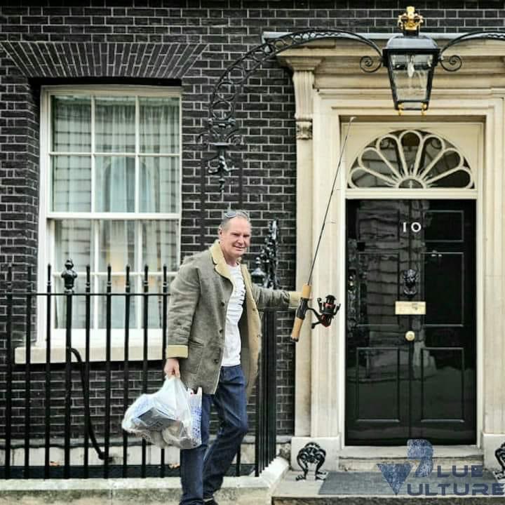 RainbowToffees's tweet photo. Paul Gascoigne just
appeared at No.10 with a fishing rod, 4 Fosters and a
copy of the ministerial code https://t.co/NzDJljuutU