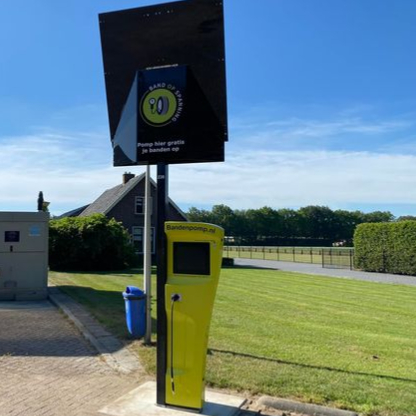 De gemeente Barneveld plaatst #slimmebandenpompen 🚘. De 1e is geplaatst aan de Lange Zuiderweg 36 in Voorthuizen. Aan de hand van het #kenteken zoekt de meter de juiste #bandenspanning. Beter opgepompte autobanden zijn #veiliger en beter voor het #milieu 
#DuurzaamBarneveld