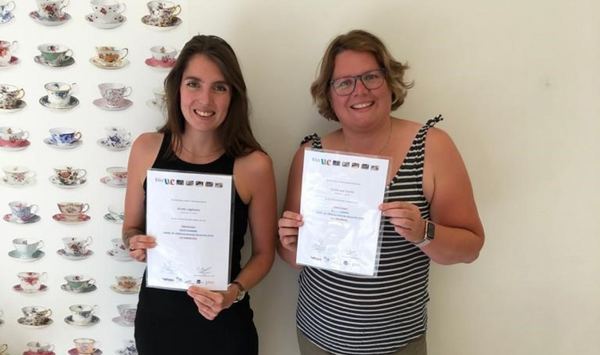 samenko's tweet photo. We maken graag een verschil in het leven van anderen.  Daarom volgden Pedagogisch medewerkers Suzan en Aniek de Basistraining Vier VVE. Op 29 juni namen beide hun welverdiende certificaat in ontvangst! Gefeliciteerd toppers! Lees meer op: https://t.co/mHxHCBmj5j https://t.co/7oO4YNqd8i